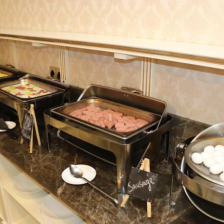 Premier Palace Baku Exterior photo A chafing dish with sausage