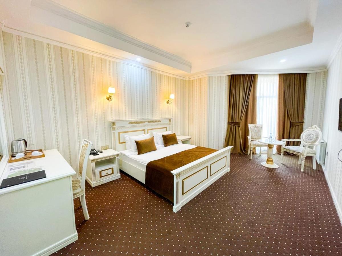 Premier Palace Baku Exterior photo A room at the hotel