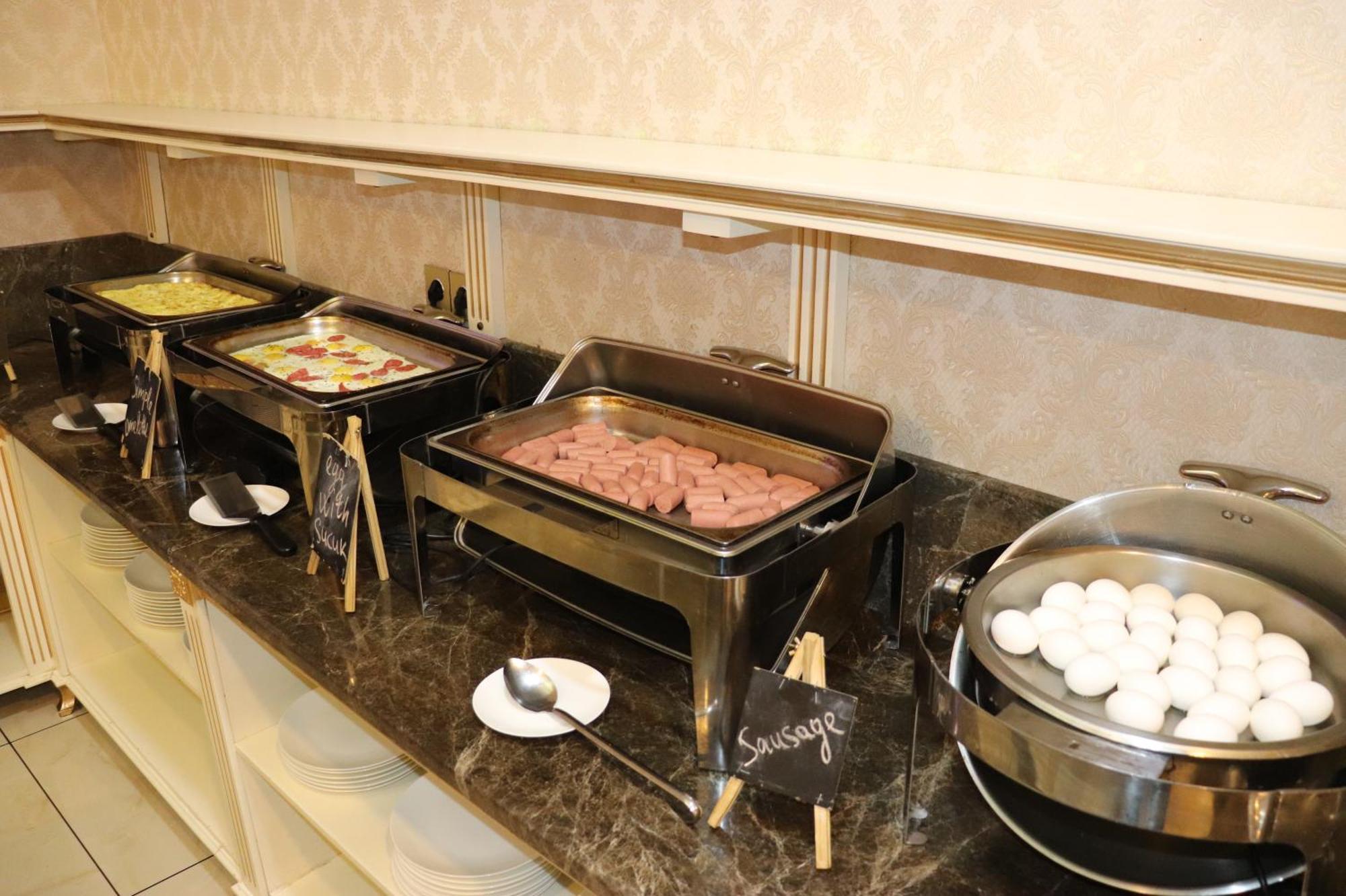 Premier Palace Baku Exterior photo A chafing dish with sausage
